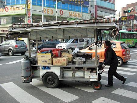 屋台のおばちゃんもせっせと準備。横断歩道をこのまま渡りま～す！ 
