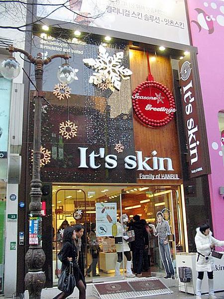 コスメショップ「It’s skin」がこの通りにもオープン！現在はエリックが広告モデル。特に買いたいものがなくても写真につられて入店しちゃいそう！？