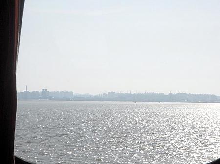 いよいよ錦江をわたります。 
川の向こうに見えるのは、長項、群山の街でしょうか。 