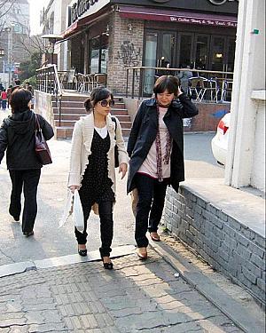 個性的なアイテムに、人気のスキニー＋パンプス