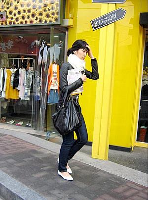 白いスカーフとパンプス