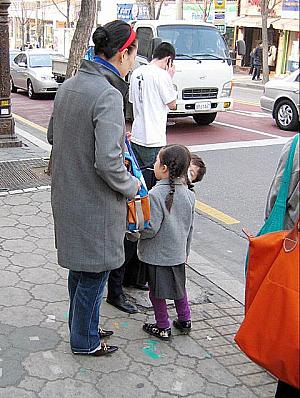 グレーのコートに赤、青やパープルが映えるお母さんと女の子