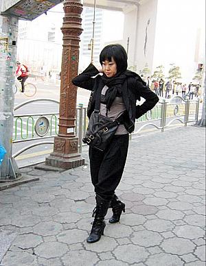 個性的なブラックアイテムを上手に合わせて雰囲気にピッタリ