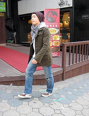 スカーフが個性的なのにさりげないカンジ