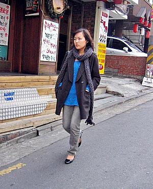 モノトーンのグラデーションに鮮やかなブルー