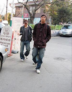 よく見ると個性的なデザインのコート＆ジーンズ