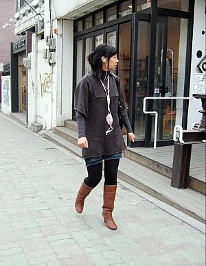 大きめの半そでに長袖インの重ね着＋細身ボトム