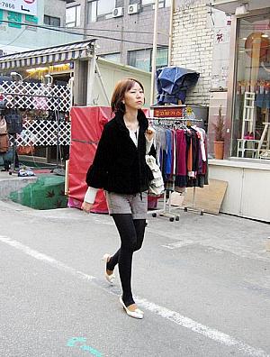 白い靴、カバン、インナーでアクセント