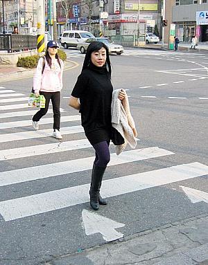 細身の黒ワンピとブーツにパープルタイツ