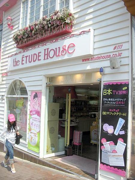 BBクリームが日本でも大ヒットした「ETUDE HOUSE」の梨大店には、こんなふうに日本語で書かれた広告が堂々と！