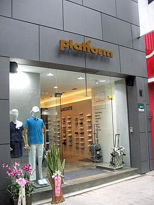 「SMOOTHIE KING」の横にはLACOSTEなどの靴や服を扱う「platform」が。 