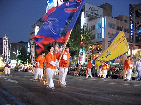 パレード開始を告げる旗の行列 
