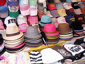 サングラスや帽子、サンバイザー、日除けグッズ・・・夏向けの商品が続々 