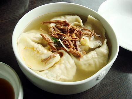 マンドゥグッは中にお肉ともやし、豆腐が入っている餃子で作ったやや辛い餃子スープです。 
