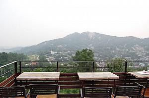 特に山を一緒に眺められる、二人並んで座れるテーブル席はカップルに大人気!！！ 
