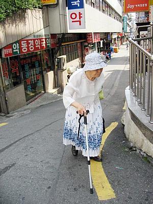 涼しげな現代韓服を着ていたおばあさん。頭をしっかり覆うタイプの帽子も日よけにヨシ！