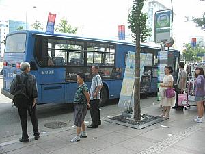 普段はバスを待つ人であふれるhello apM前のバス停も空き空き 

