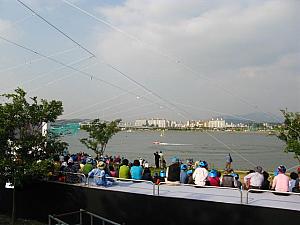 綱による漢江渡りをひと目見ようと、早くもスタンバイしている市民たちも。 