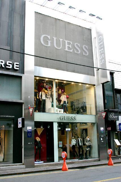 「GUESS」 