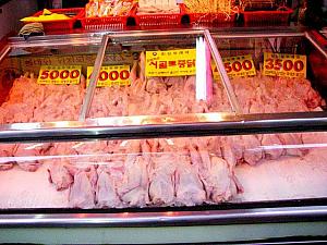 こちらは鶏肉専門店ですが、新鮮な卵や砂肝などもあります。韓国っぽくタッパル（鶏の足）も売ってます。生のままだったら少しグロテスクですよね＾＾； 

