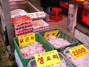 こちらは鶏肉専門店ですが、新鮮な卵や砂肝などもあります。韓国っぽくタッパル（鶏の足）も売ってます。生のままだったら少しグロテスクですよね＾＾； 
