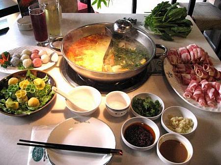 【コメント】火鍋も、上海に来たらぜひ食べてもらいたいモノのひとつ。こちらでは冬だけじゃなく、夏でも大人気のメニューなんですよ。 
