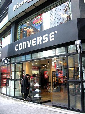 中央通りにあった「CONVERSE」が移転してこの通りにオープン。 
