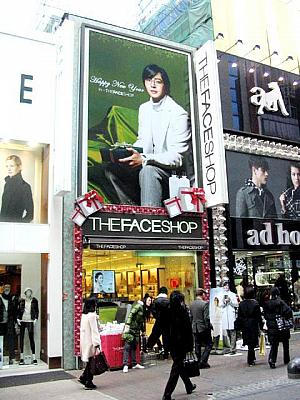 2008年の秋にクォン・サンウから「THE FACE SHOP」広告モデルのバトンタッチを受けたヨン様ことぺ・ヨンジュン。