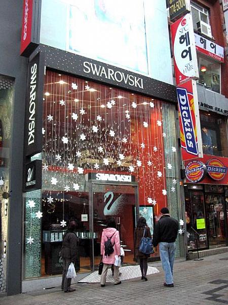 免税店やデパート内ではおなじみ「SWAROVSKI」ですが、路面店もできました！ 