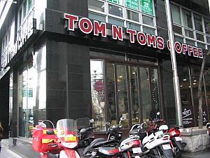 ニューオリエンタルホテルの向かい側、ミリオレそばにできた「TOM N TOMS COFFEE」。人も少なく穴場かも！ 