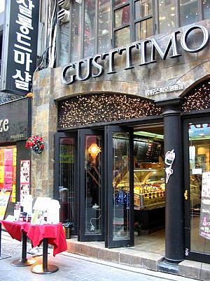 アイスクリーム屋の「GUSTTIMO」は店の前にテイクアウトコーヒーを用意して勝負！ 
