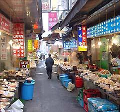 う〜ん、美味しそうな匂いが．．こんなところに食堂街があるんだね。入ってみよう!! -南大門市場にて