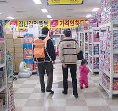韓国唯一の激安おもちゃ店「トイランド」は、いつも家族連れでいっぱい。 -プレヤタウン9階にて