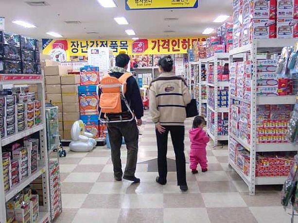 韓国唯一の激安おもちゃ店「トイランド」は、いつも家族連れでいっぱい。 -プレヤタウン9階にて