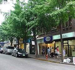 サンダル買わないとな〜！でも、どこのお店がいいかしらん。。。 -梨大「靴通り」にて