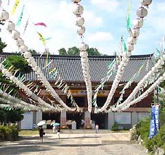 COEXの前にある奉恩寺、参拝客でいっぱいです。 -奉恩寺にて