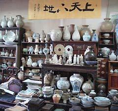 骨董屋ビルの一角、お店の中は骨董品がぎっしり！ -踏十里「壷中居