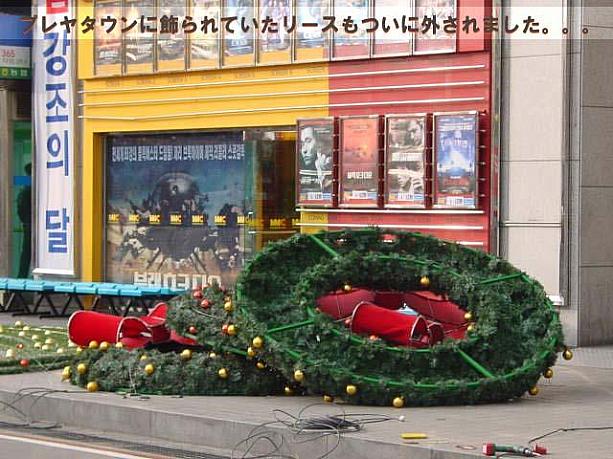 道端に巨大なクリスマスリース。これも売ってるの？！ -東大門 「プレヤタウン」にて | ソウルナビ