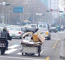 ソウルの車道は歩いてリヤカーを引く人もいます。 -大学路にて