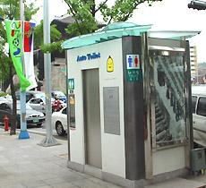 ソウル市内あちこちに簡易トイレ登場！ -地下鉄1、4号線東大門駅２番出口にて