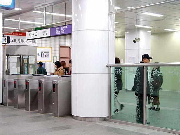 ソウルでは、地下鉄の改札に警察が待機。