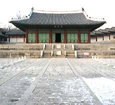 １６１８年に建てられた冬の崇政殿。 -西大門にて