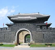 ここは水原の八達門！近くの“水原華城”を観光するには。。。？ -水原に