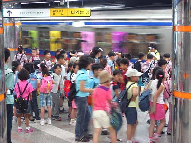 真昼間の地下鉄ホーム！遠足の子供たちも加わってさらにいっぱい！昼間の満員電車、ソウルではよくある光景です。