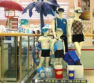 浮き輪にビーチボール！スーパーのディスプレイはすっかり海気分！ -ロッテマート