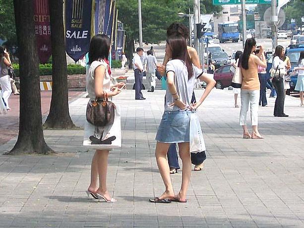 ミニスカートの女性の姿も多くなりました〜！この暑さなら週末に海水浴やプールに行くのもいいかも？！