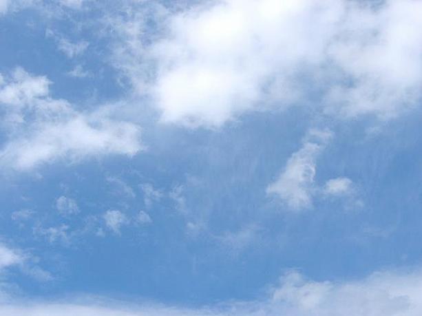 この橋は仁川国際空港からソウルへ向かう途中に見えます。雲のふんわり浮かんだ空の青と橋の赤が、きれいに調和するお天気でした！