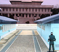 そう！ここは板門店！！奥に見える建物は北朝鮮、手前は韓国の領土です！！ -板門店