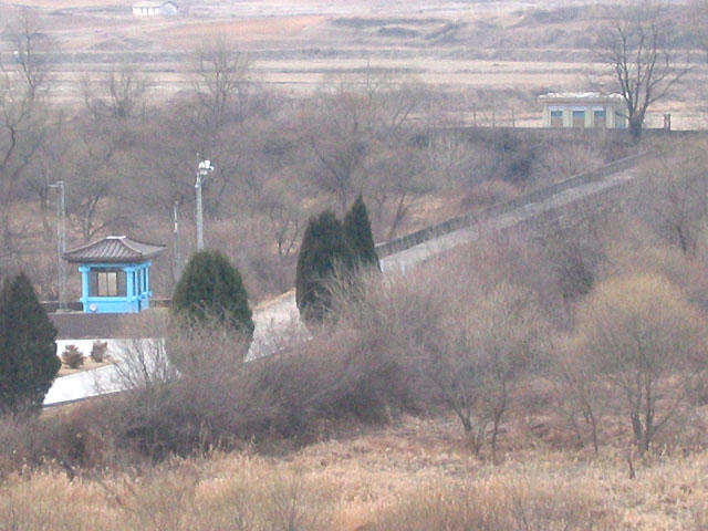 そう ここは板門店 奥に見える建物は北朝鮮 手前は韓国の領土です 板門店 ソウルナビ