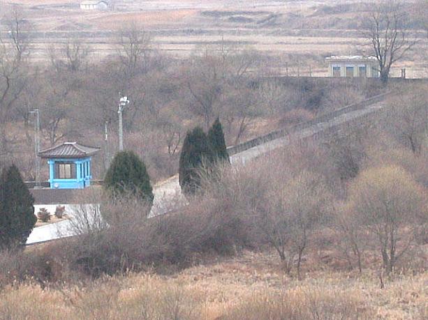 そしてこの橋は、北朝鮮と韓国を結ぶ「帰らざる橋」。映画『ＪＳＡ』で一躍有名になったあの橋です！「板門店ツアー」に参加するとこういった名所を見学できちゃいます！！